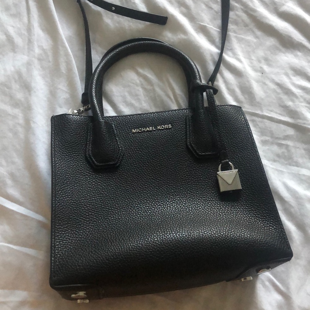 Micheal Kors black leather purse